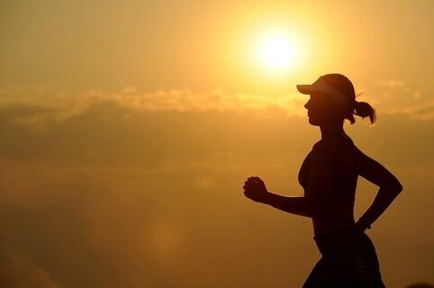 You can run to lose weight, not only in the morning, but also in the evening. 